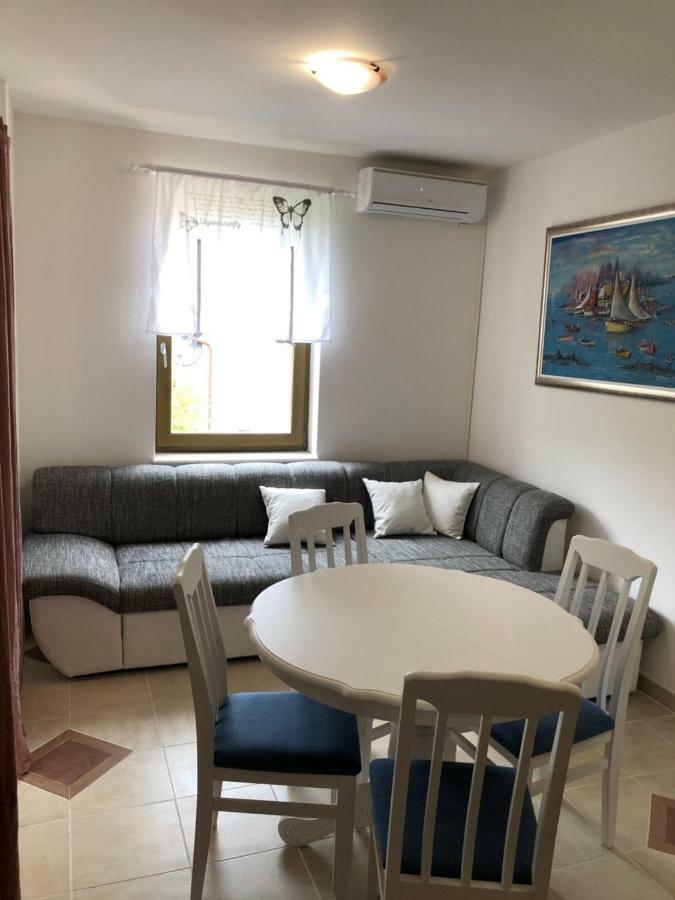 Apartmani Petrija เพรอชานิ ภายนอก รูปภาพ