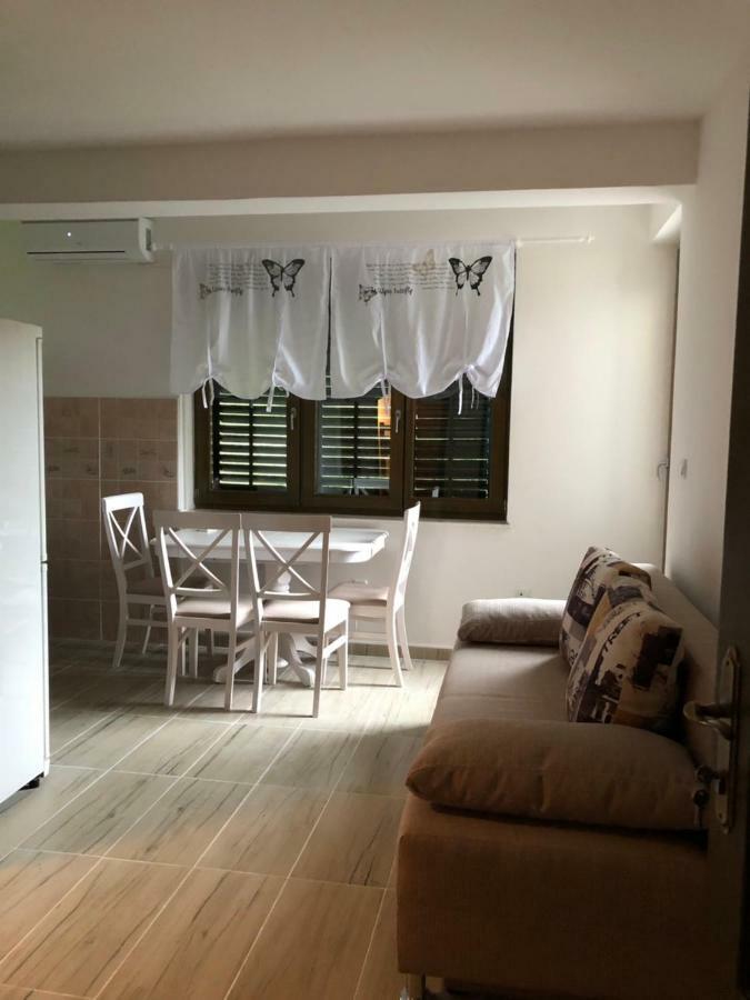 Apartmani Petrija เพรอชานิ ภายนอก รูปภาพ